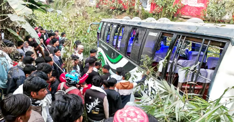 দুর্ঘটনায় খাদে পড়ে যাওয়া বাস